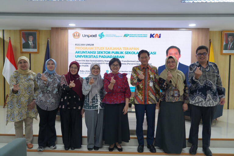 Foto bersama para pimpinan pada kegiatan kuliah umum prodi ASP Sekolah Vokasi Universitas Padjadjaran di Auditorium Gedung 2 yang dihadiri direktur PT. KAI Bobby Rasyidin